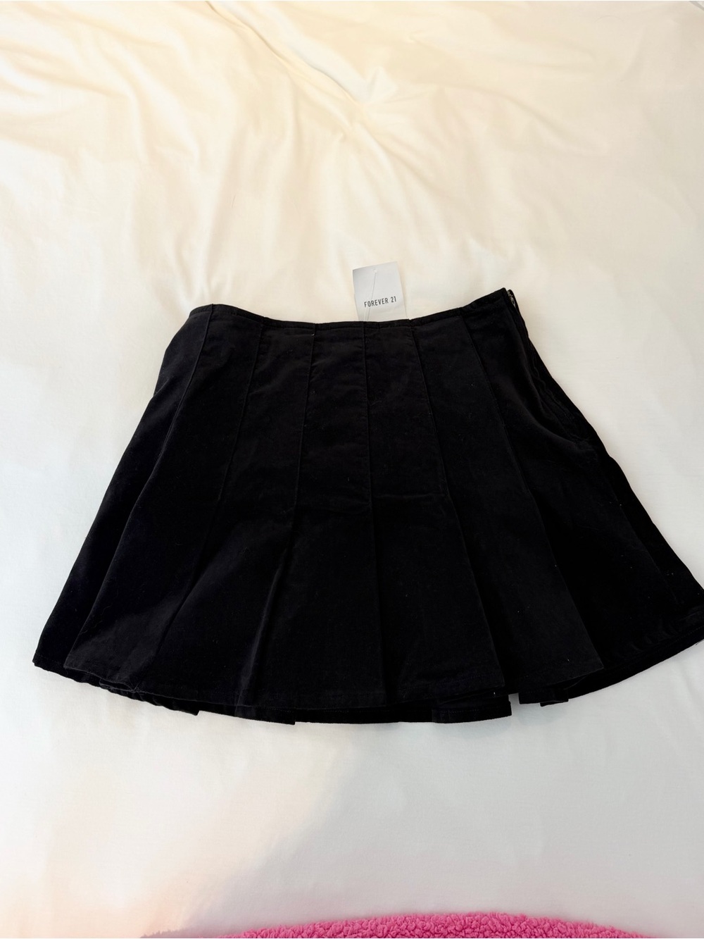 Forever 21 Women’s Black Velvet Pleated Mini Skirt